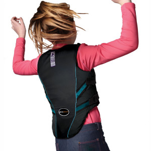 De achterkant van de Outlyne Youth bodyprotector van Airowear met een kind als model.