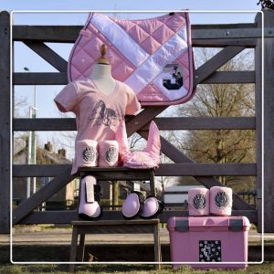 Pretty Pink roze HV Polo set bestaande uit: HV Polo Peesbeschermers, HV Polo t-shirt, HV Polo oornetje, HV Polo bandages, Imperial Riding Roze poetskoffer